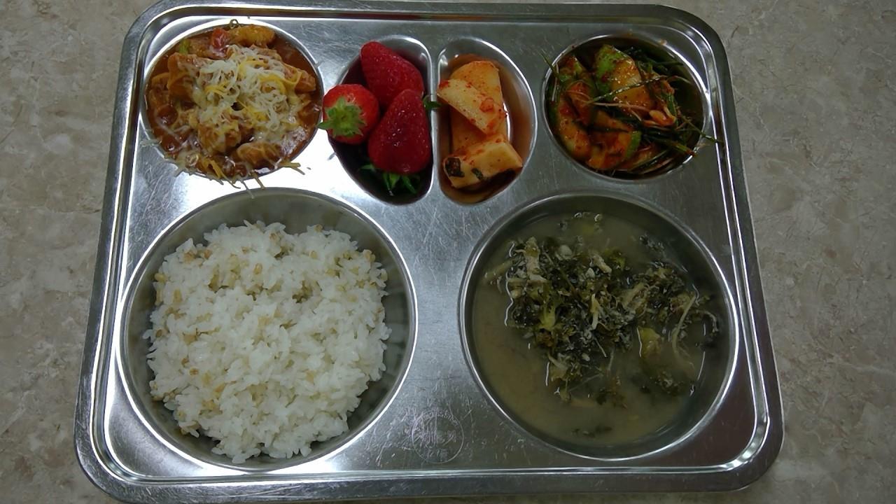 중식: 통밀밥 냉이콩가루된장국 치즈닭갈비 오이달래무침 딸기 총각김치